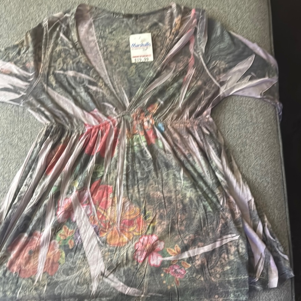 Women’s Casual Freedom Floral Blouse. Size L. NWT. Non-Smoking